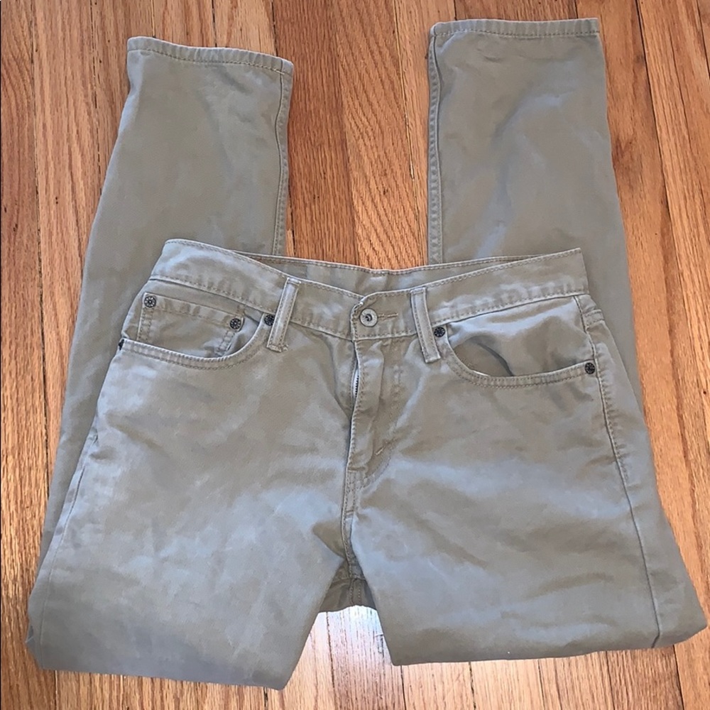 Men’s khaki pants